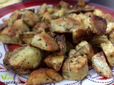 طريقة تحضير البطاطا المشوية المقرمشة مع اكليل الجبل